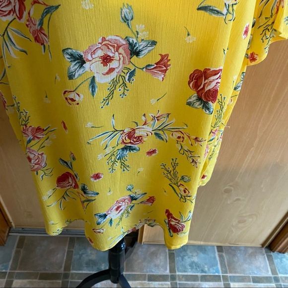Torrid • Yellow Floral Gauze Button Back Blouse - Picture 4 of 9